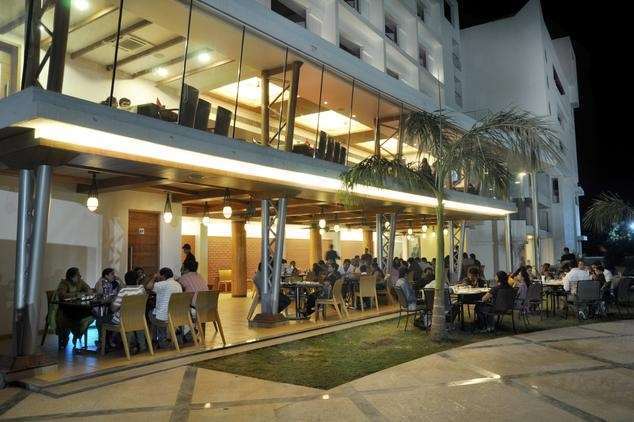 Seasons Rajkot Hotell Restaurang bild