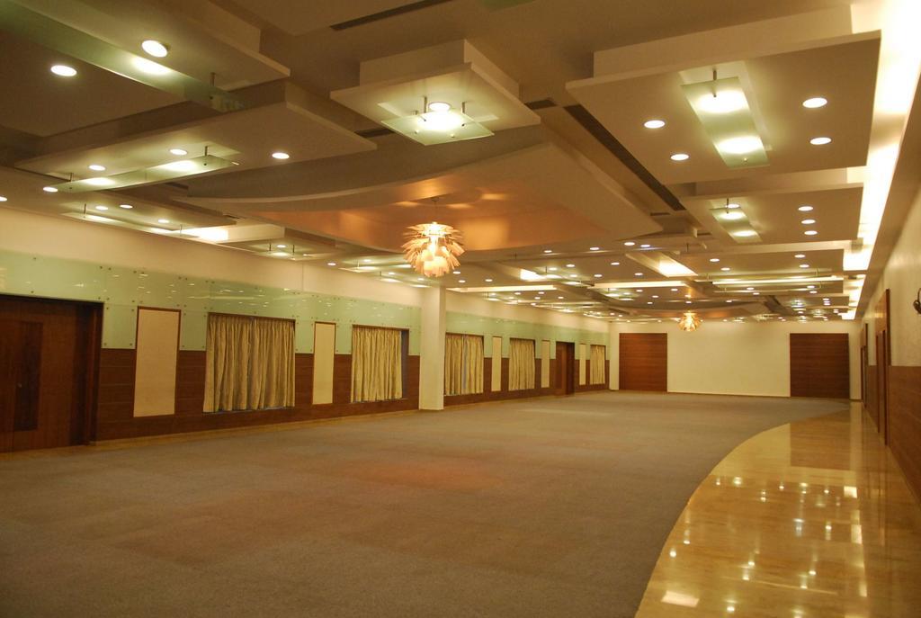 Seasons Rajkot Hotell Exteriör bild