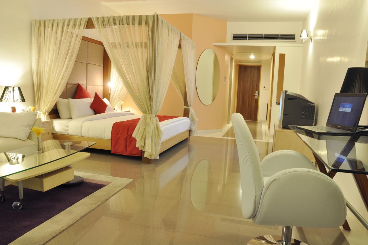 Seasons Rajkot Hotell Exteriör bild