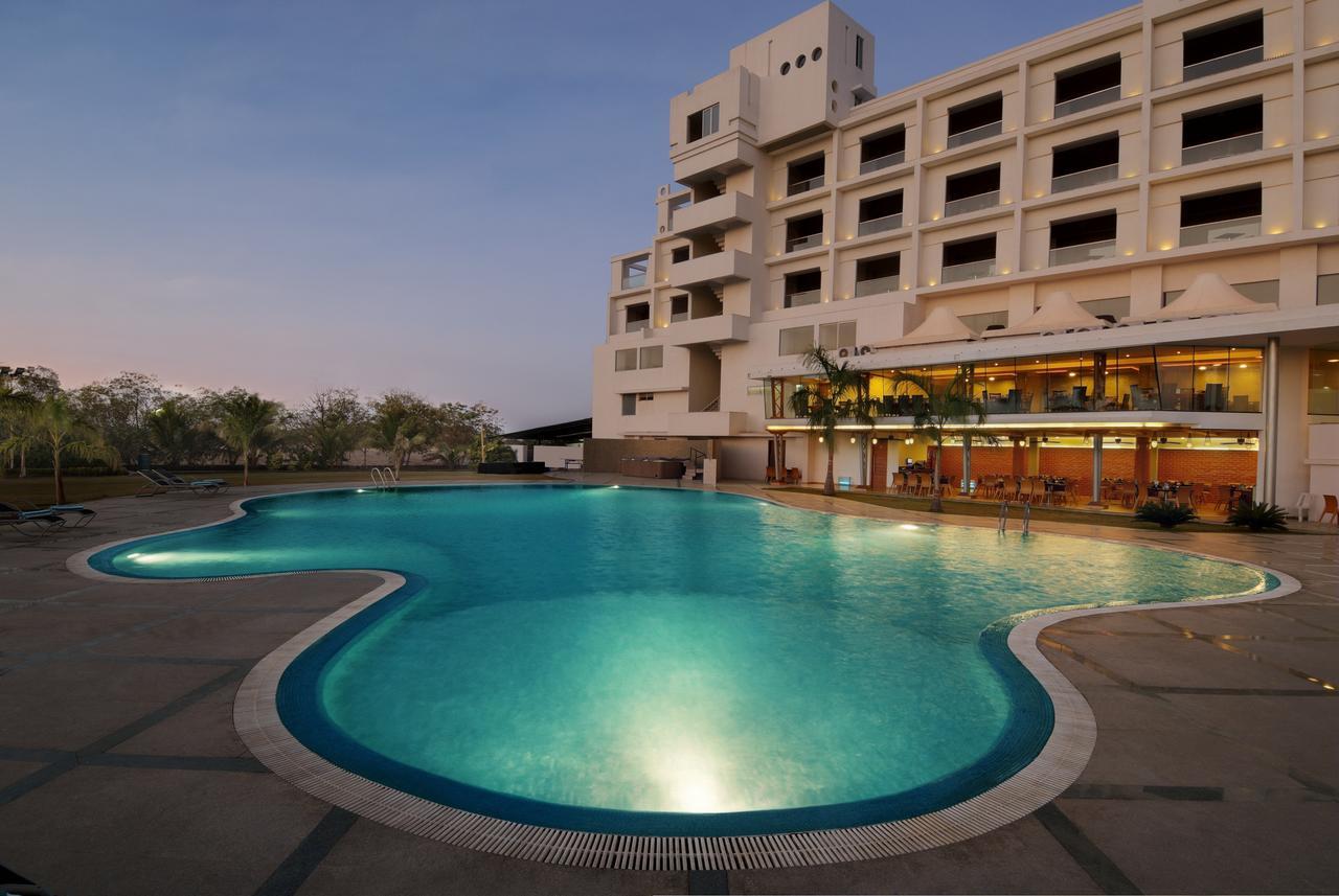 Seasons Rajkot Hotell Exteriör bild