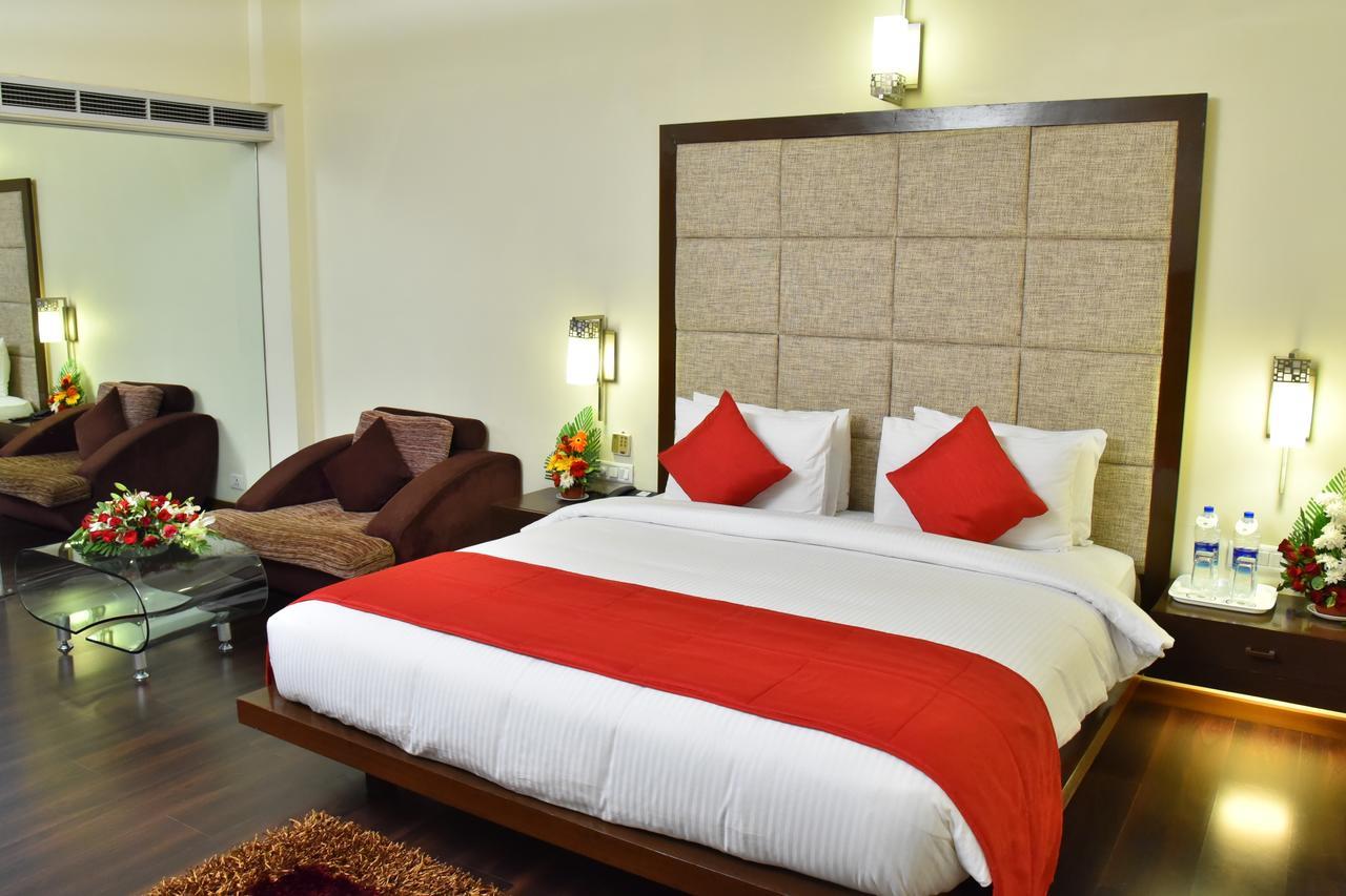 Seasons Rajkot Hotell Exteriör bild