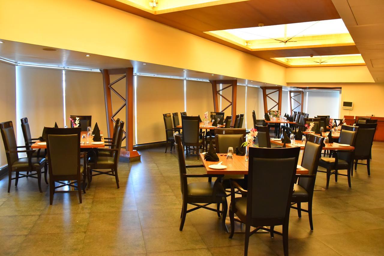 Seasons Rajkot Hotell Exteriör bild