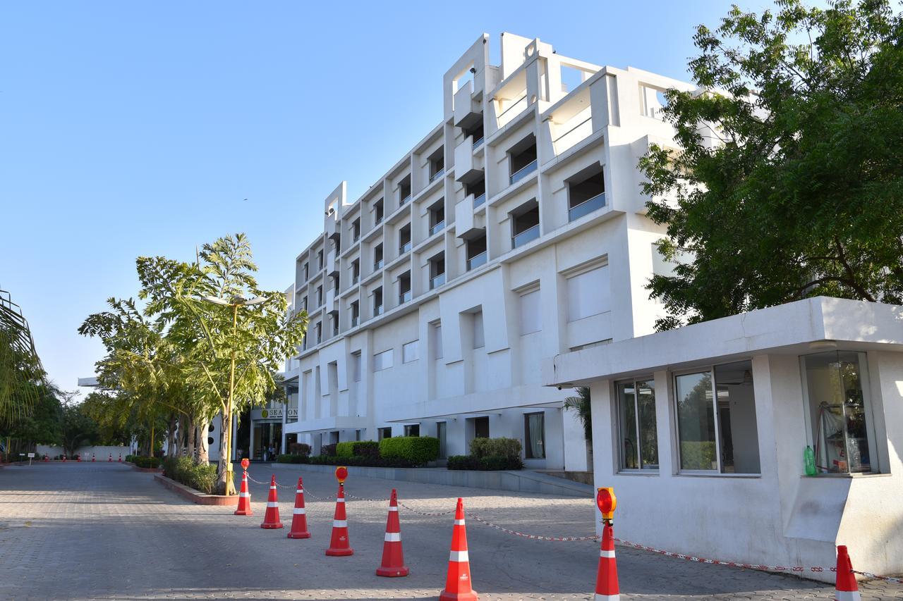 Seasons Rajkot Hotell Exteriör bild