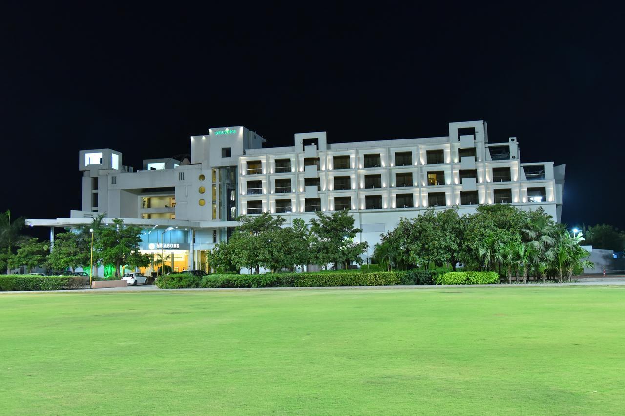 Seasons Rajkot Hotell Exteriör bild