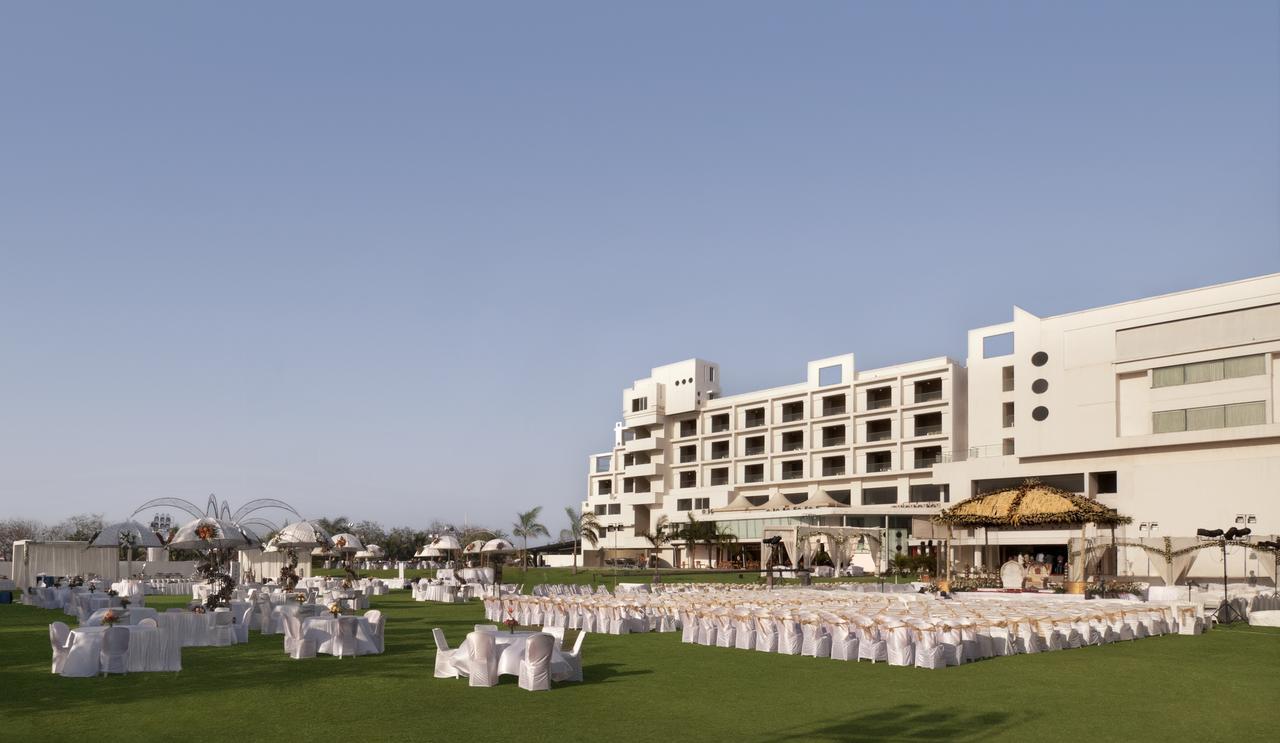 Seasons Rajkot Hotell Exteriör bild